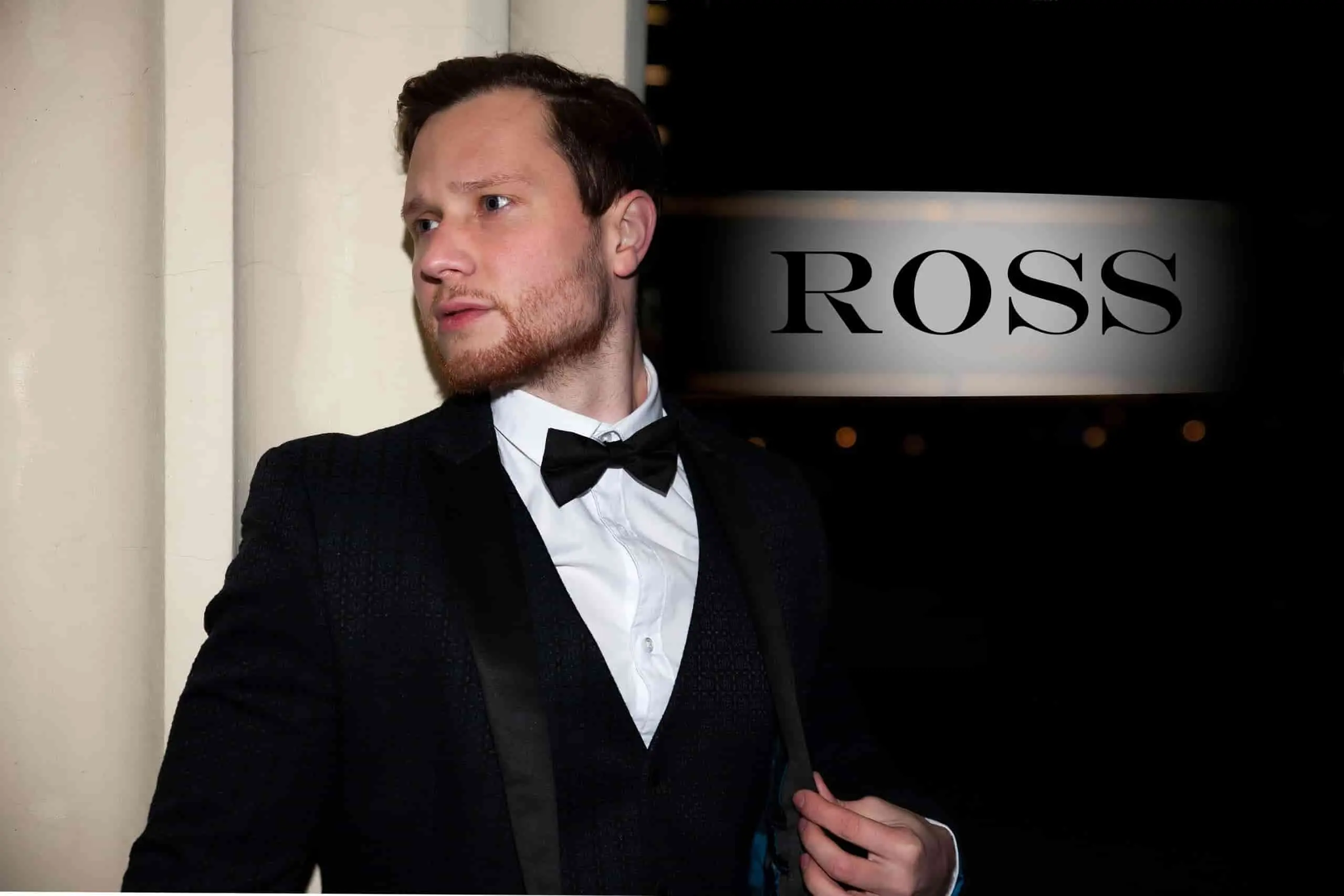 Мужчина в смокинге в салоне проката костюмов RoSS