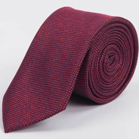 Арендовать галстук бордового цвета с мелким узором для мужского костюма