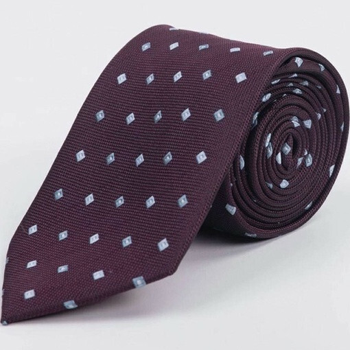 Прокат бордового галстука с голубым узором для мужского костюма