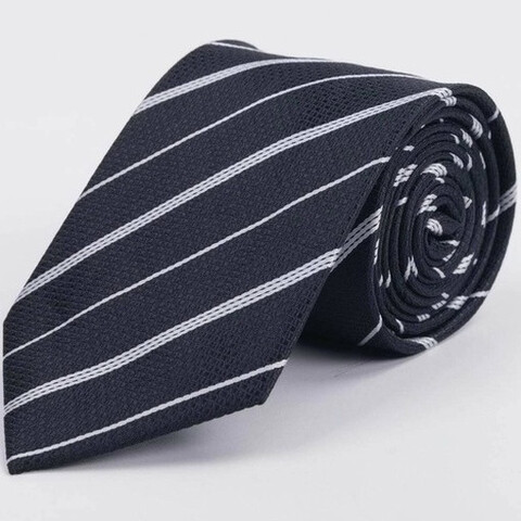 Аренда галстука черного цвета в белую узкую полоску для мужских костюмов