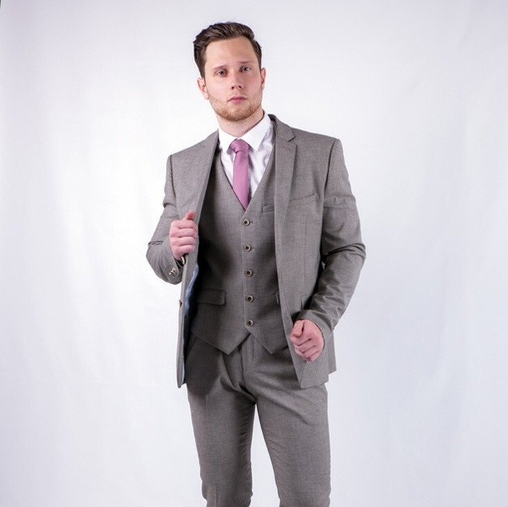Прокат мужского костюма серо-коричневого цвета