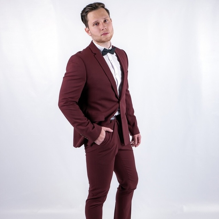 Аренда мужского костюма бордового цвета