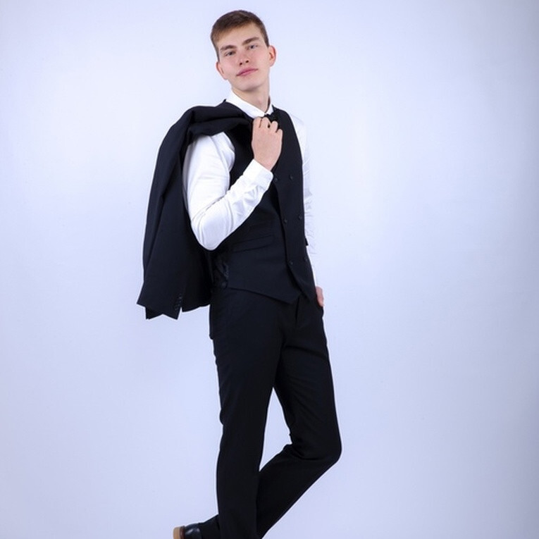 Прокат мужского костюма черного цвета