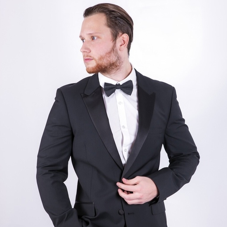 Прокат смокинга с лампасами на брюках