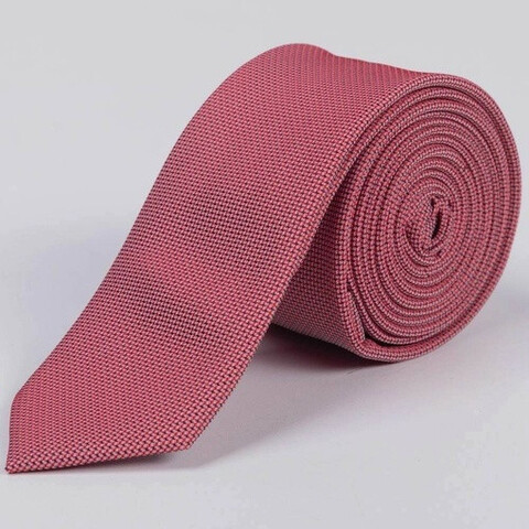 Прокат узкого светло-красного галстука с текстурой для мужских костюмов