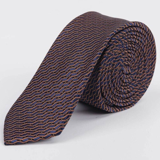 Аренда узкого галстука оранжевого цвета с черно-синим узором для мужского костюма