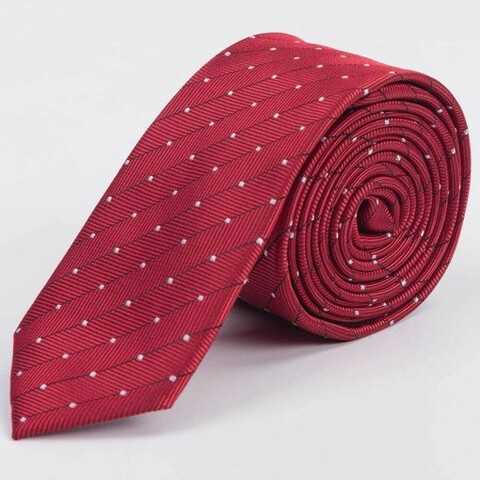 Аренда узкого галстука бордового цвета в полоску с белым точечным узором для мужских костюмов