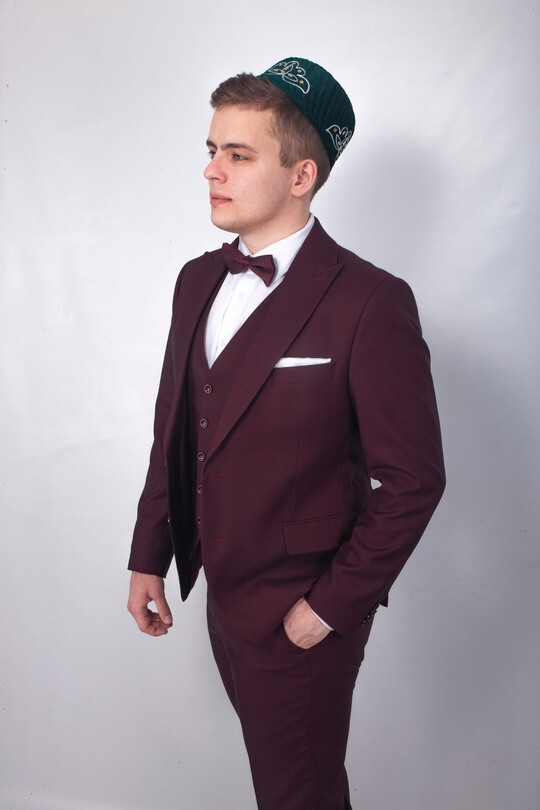 Мужской костюм бордового цвета в аренду