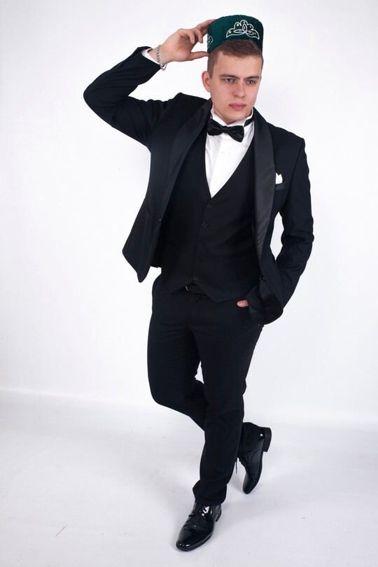 Классический черный мужской костюм - смокинг